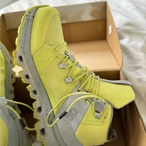 ON Running Cloudtrax Waterproof
$100.00  - original 209.00